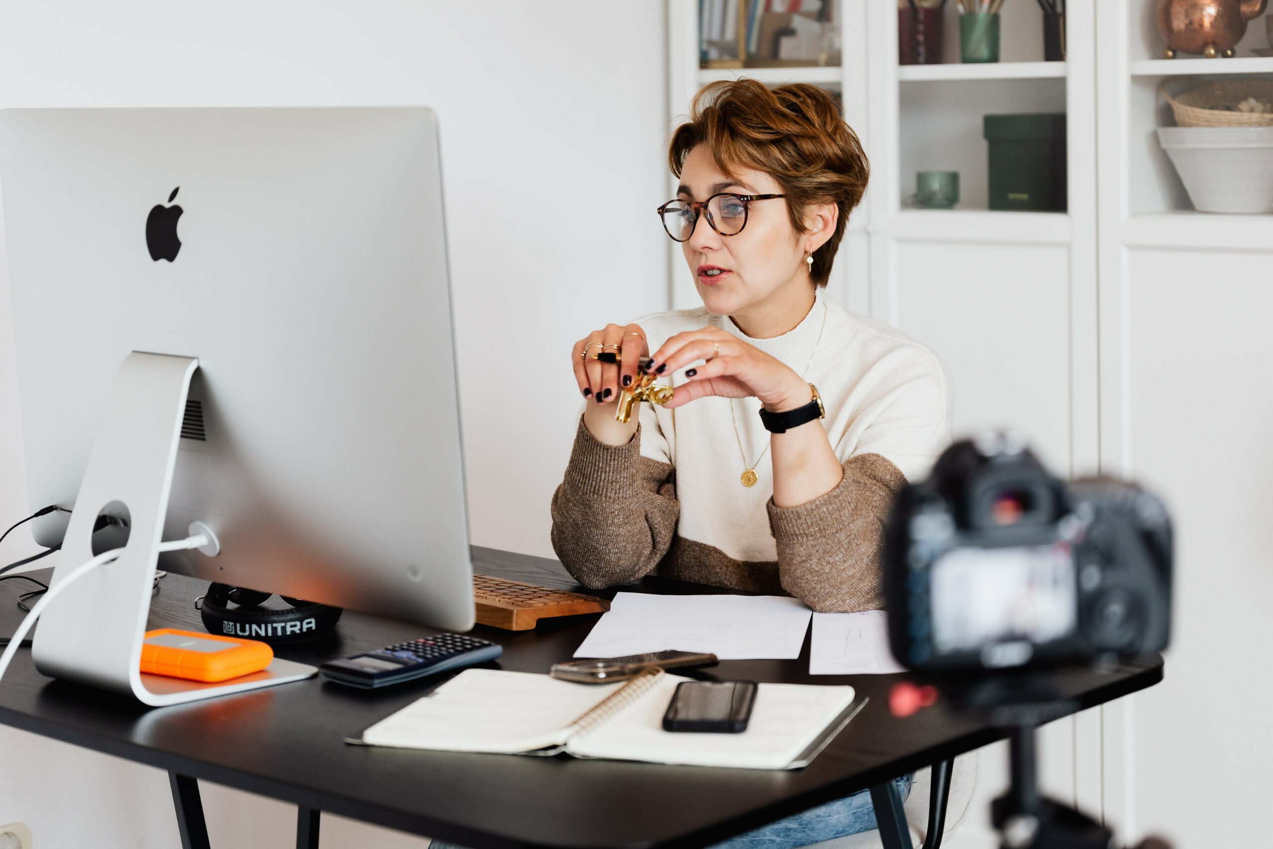 woman-looking-at-mac